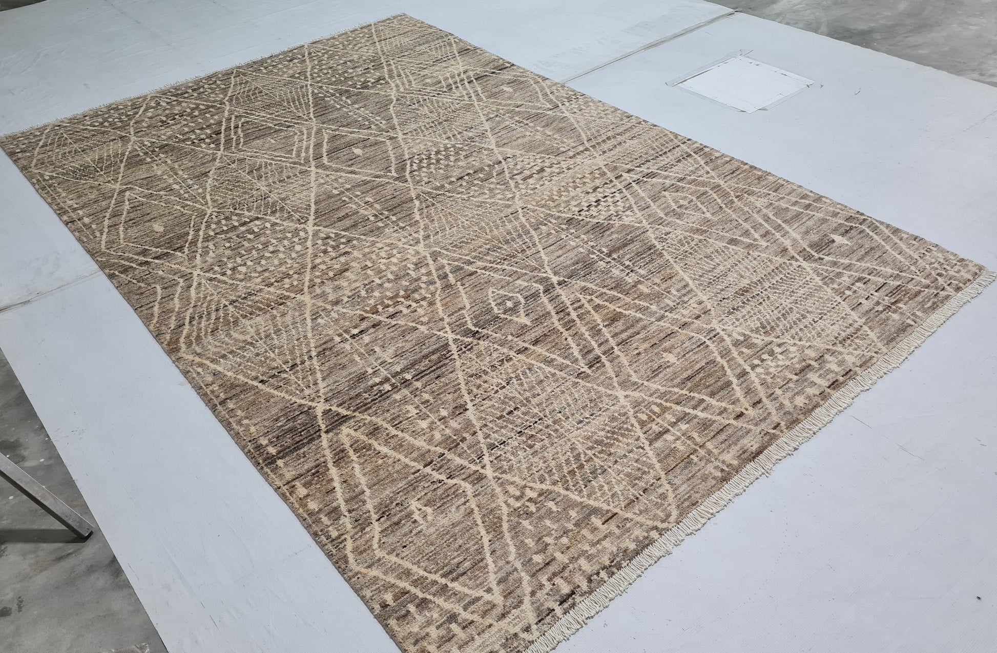 brown & beige premium handwoven pure wool moroccan rug, 5ft 10in x 8ft 11in