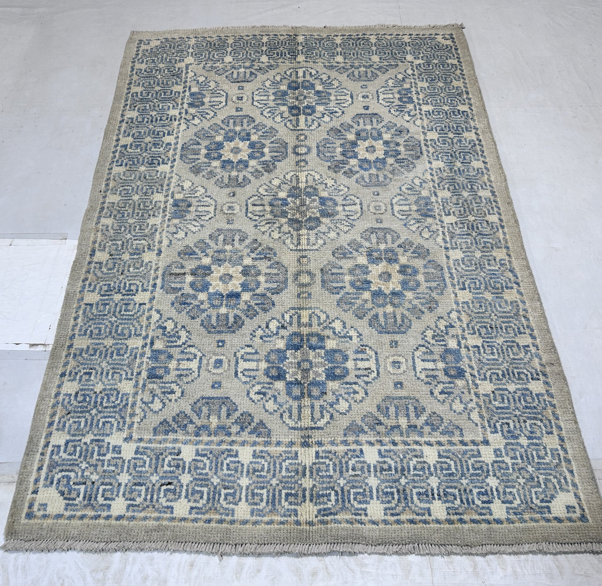 silver & ivory premium handwoven pure wool kotan rug, 4ft 1in x 6ft 2in